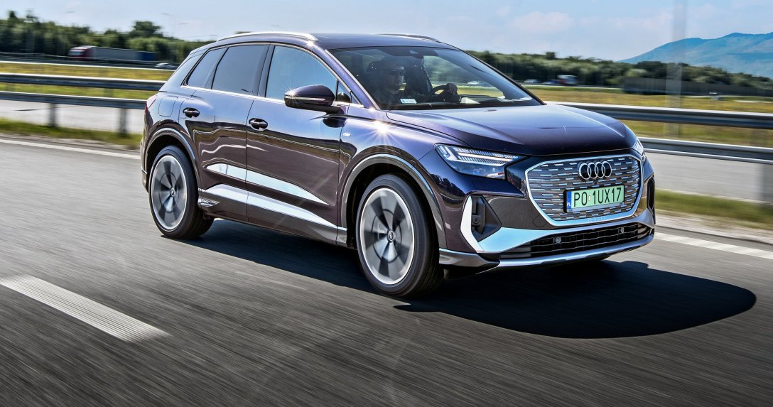 Audi Q4 40 e-tron S line w ruchu bok i przód