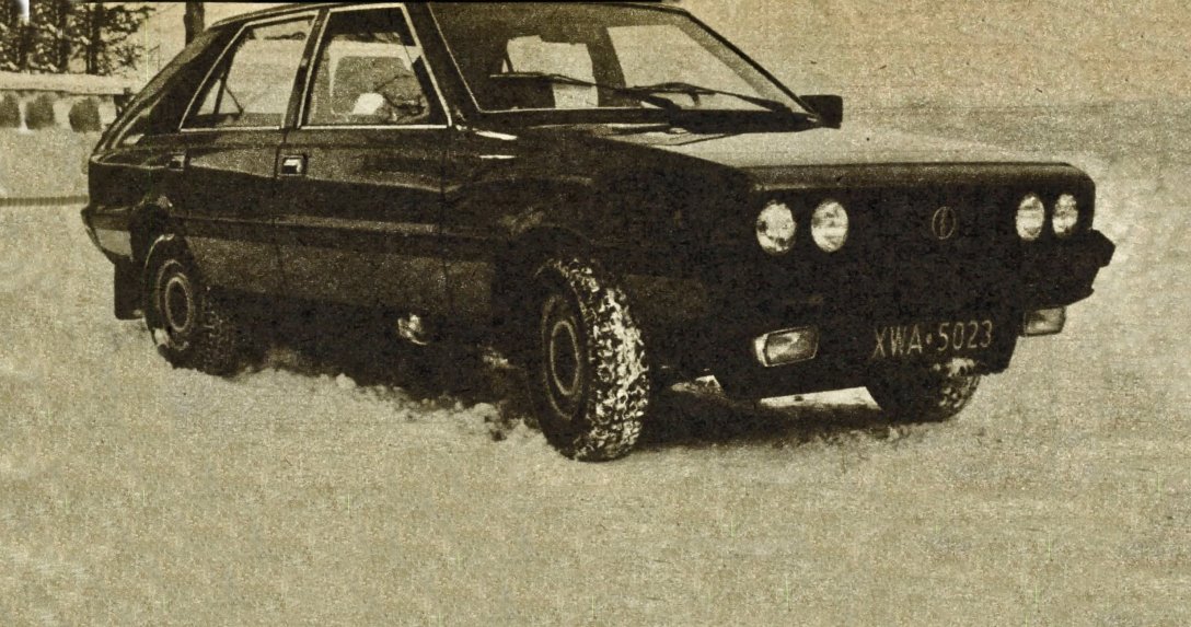Polonez z rocznika modelowego 1986 przód i bok na śniegu