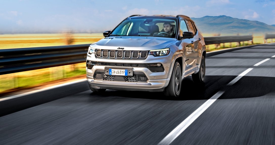 Jeep Compass e-hybrid przód w ruchu