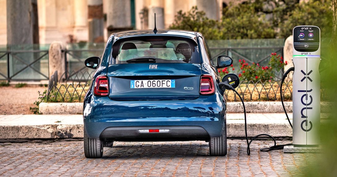 elektryczny Fiat 500 w trakcie ładowania tył