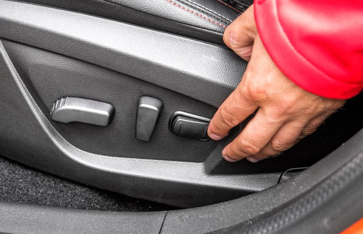 Renault Arkana E-Tech 145 R.S. Line – sterowanie fotelem