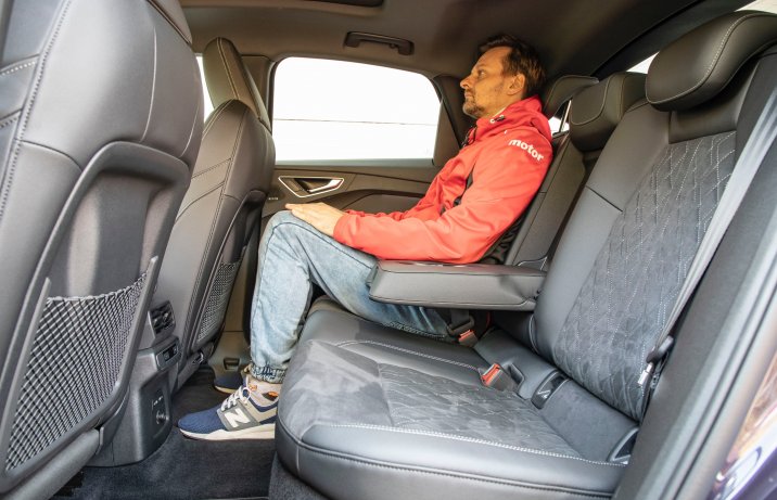 Audi Q4 e-tron 40 – kanapa z pasażerem