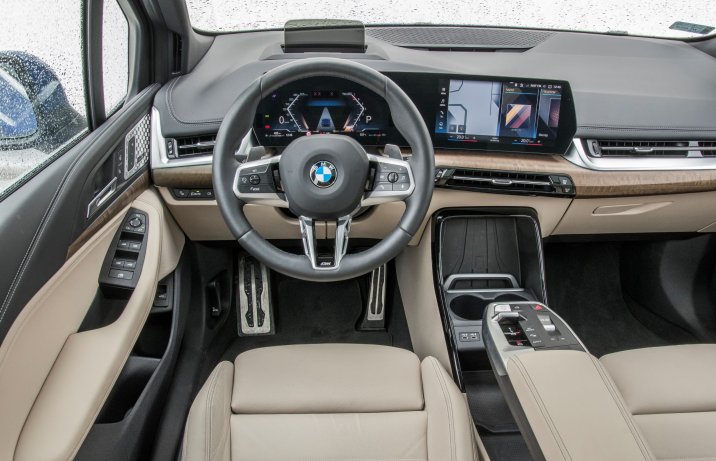 BMW 223i Active Tourer - kokpit