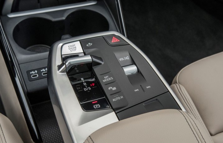 BMW 223i Active Tourer - konsola