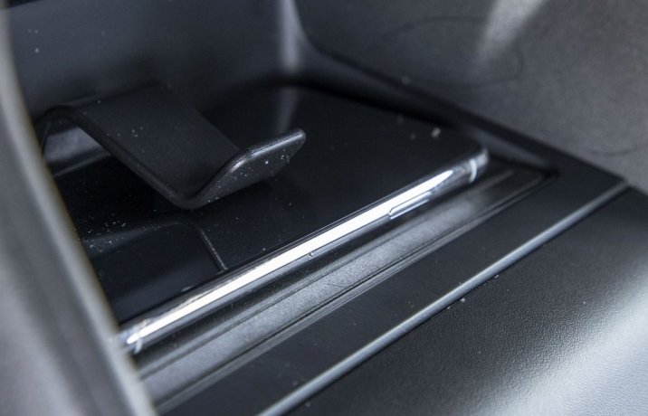 Audi Q4 Sportback e-tron 50 quattro – ładowarka indukcyjna dla smartfona