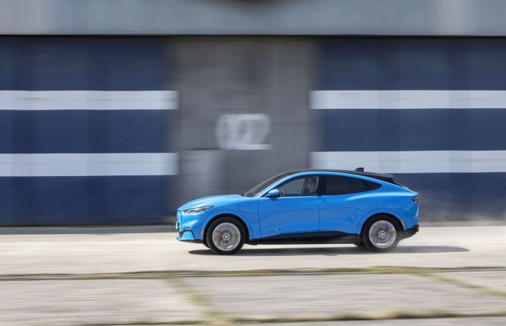 Ford Mustang Mach-E AWD 98 kWh – bok