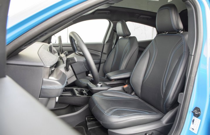 Ford Mustang Mach-E AWD 98 kWh – fotele