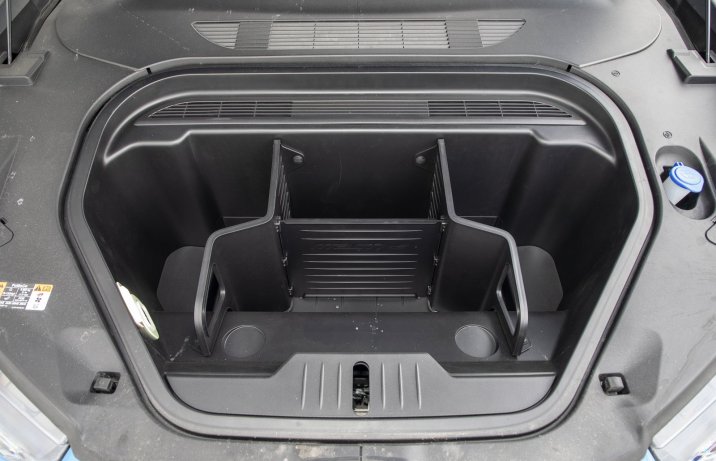 Ford Mustang Mach-E AWD 98 kWh – frunk, przedni bagażnik