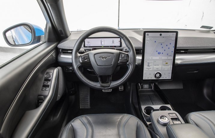 Ford Mustang Mach-E AWD 98 kWh – kokpit, deska rozdzielcza