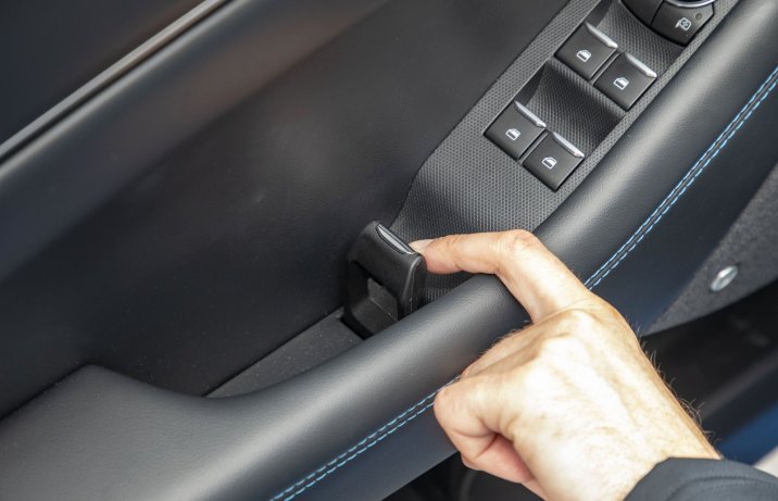 Ford Mustang Mach-E AWD 98 kWh – klamka