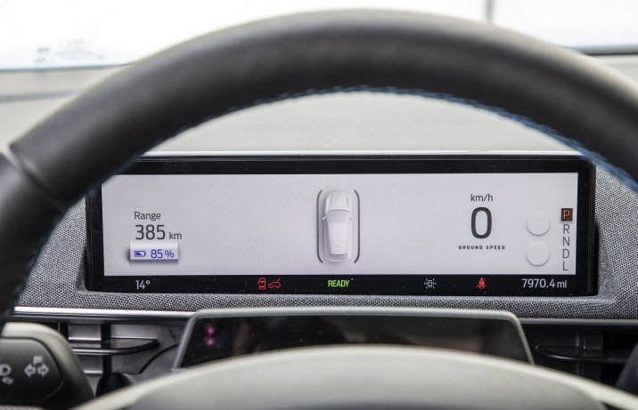 Ford Mustang Mach-E AWD 98 kWh – zegary, ekran wskaźników