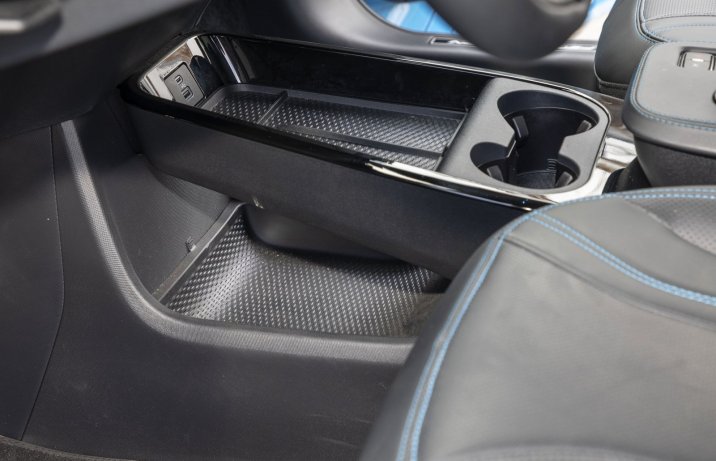 Ford Mustang Mach-E AWD 98 kWh – schowek