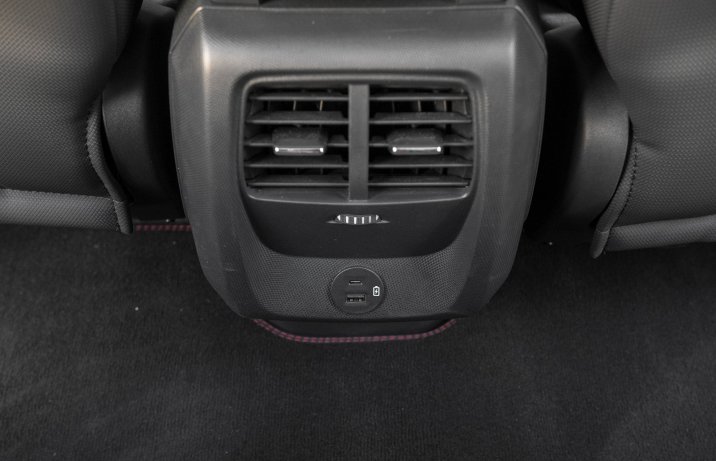 Ford Mustang Mach-E AWD 98 kWh – nawiewy tył