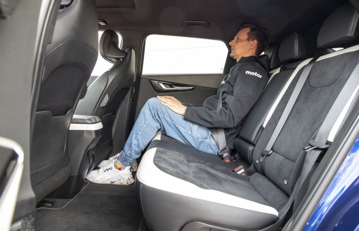 Kia EV6 77,4 kWh AWD – kanapa, tylne siedzenia