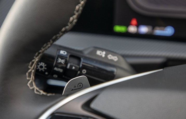 Kia EV6 77,4 kWh AWD – manetka do regulacji rekuperacji