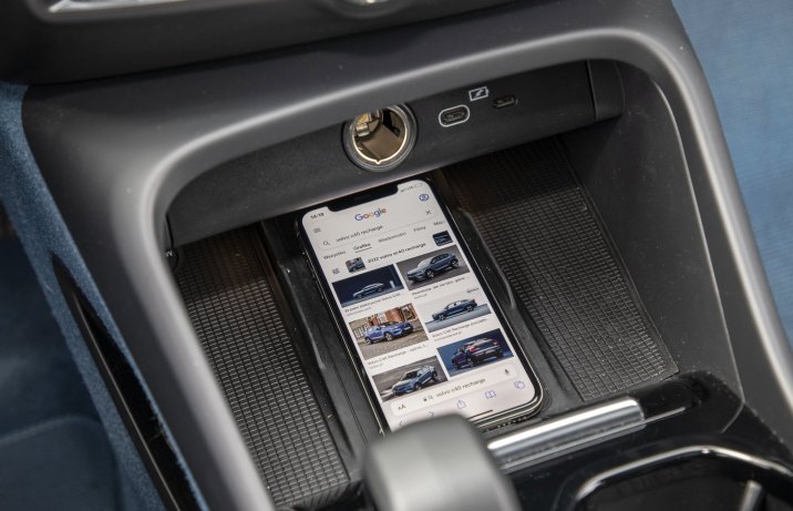 Volvo C40 Twin motor – ładowarka indukcyjna dla smartfona