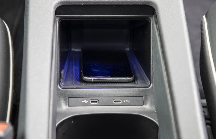 Volkswagen ID.4 GTX – ładowarka indukcyjna dla smartfona