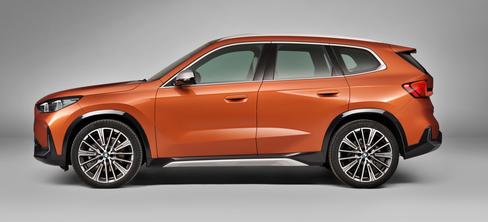 bmw_x1_bok