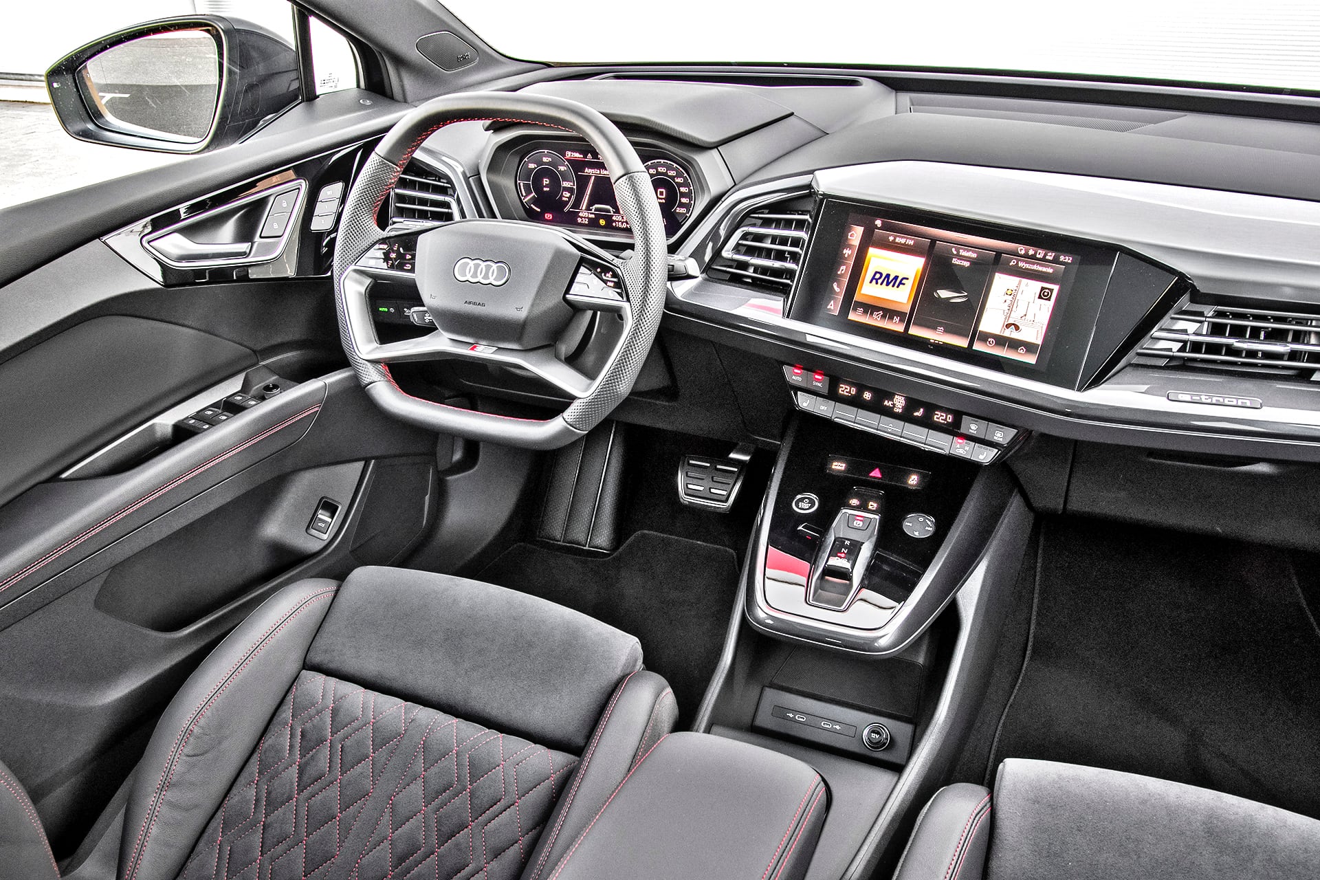 Audi Q4 e-tron 40 S line – deska rozdzielcza