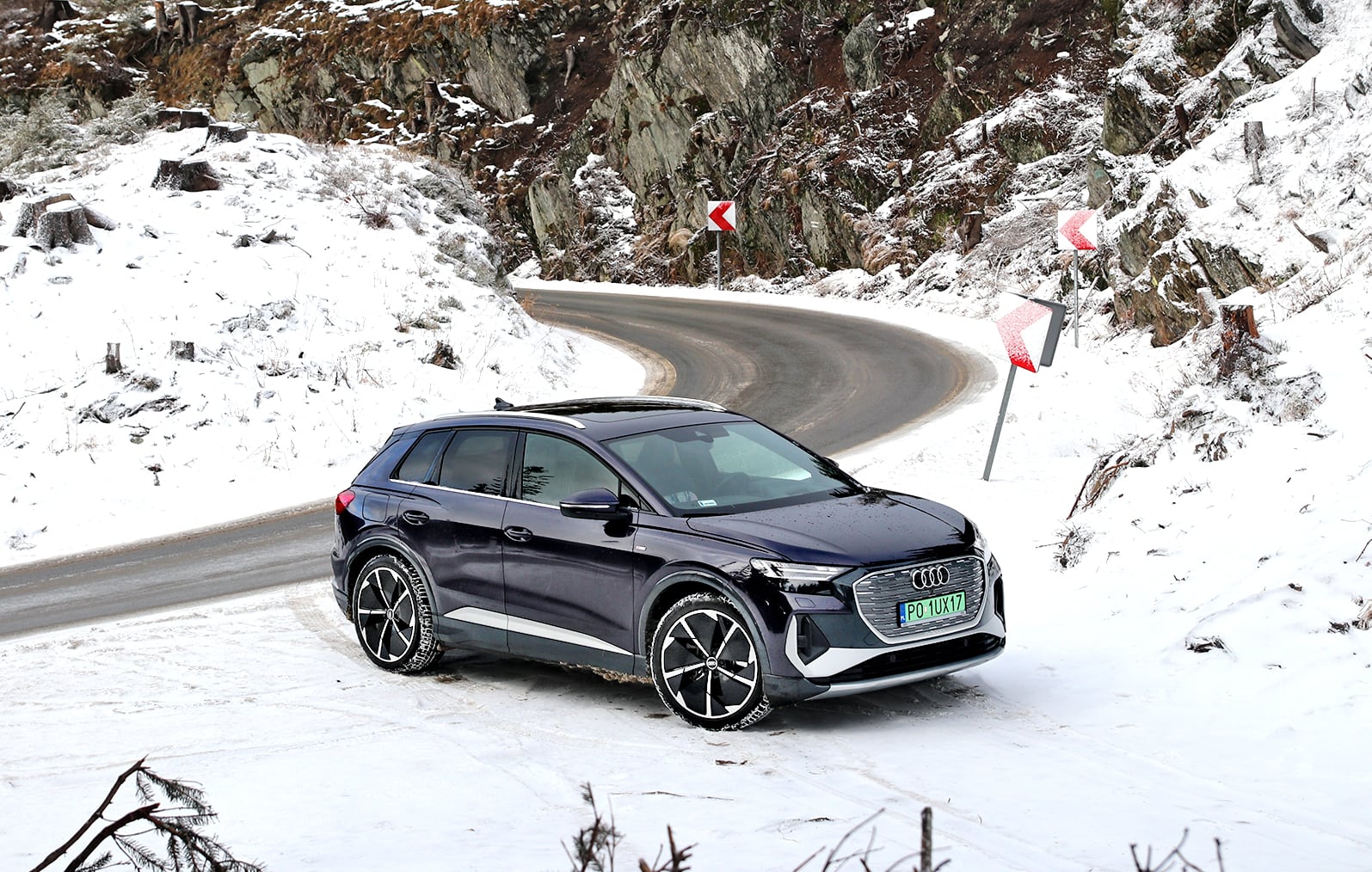 Audi Q4 e-tron 40 S line – zaprakowane na śniegu przy łuku drogi górskiej
