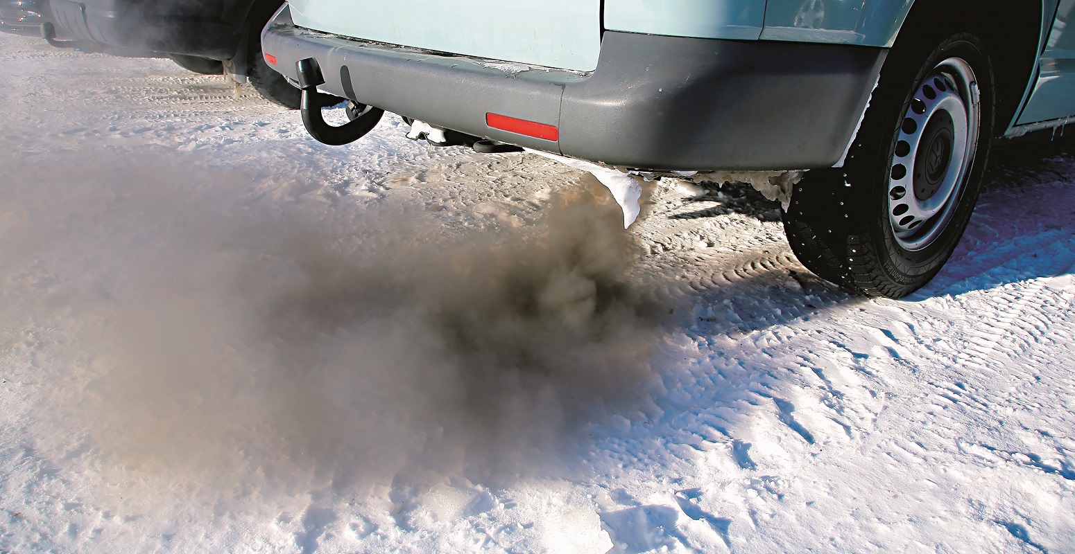 czarny dym z rury wydechowej