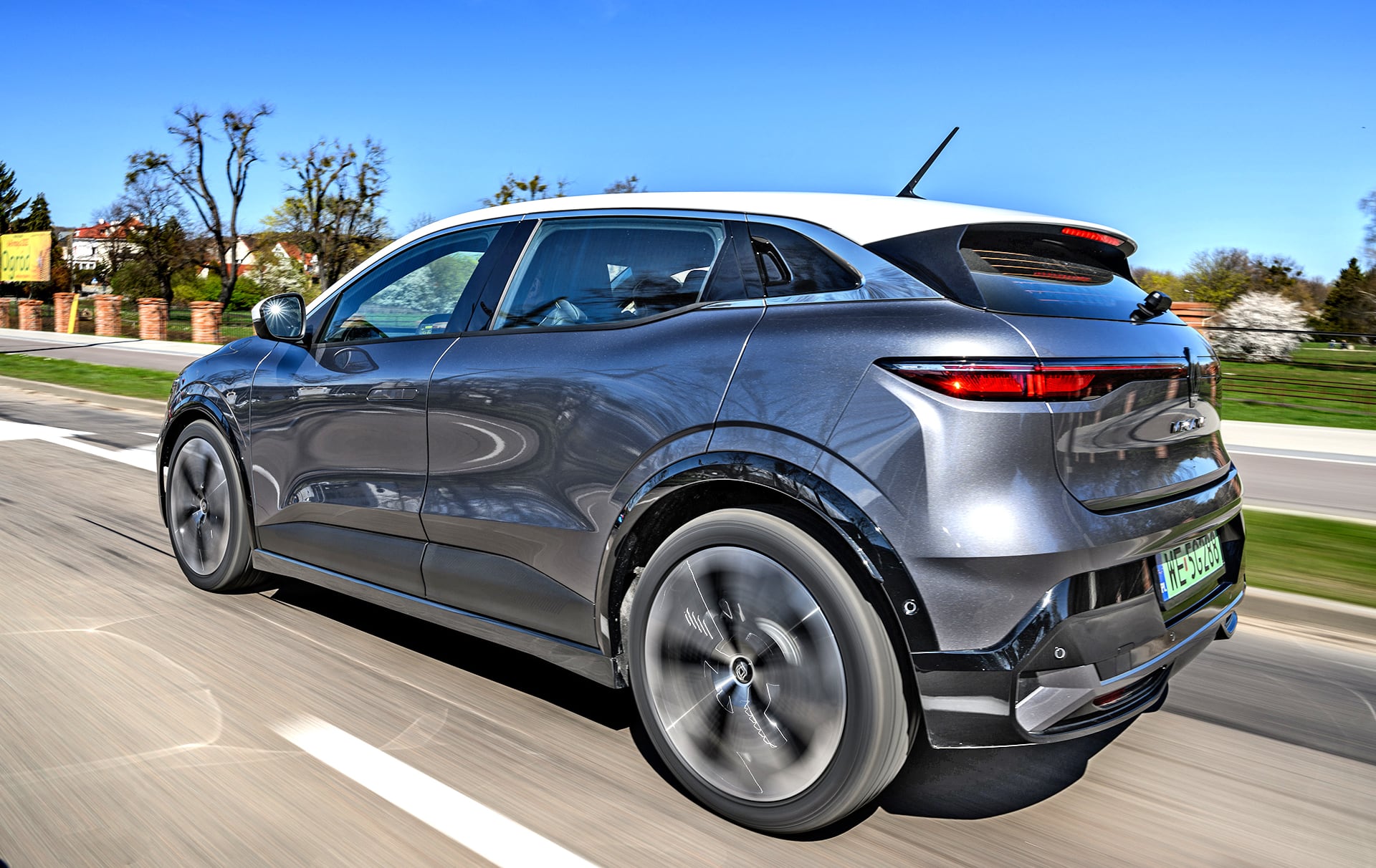 Renault Megane E-Tech bok w ruchu