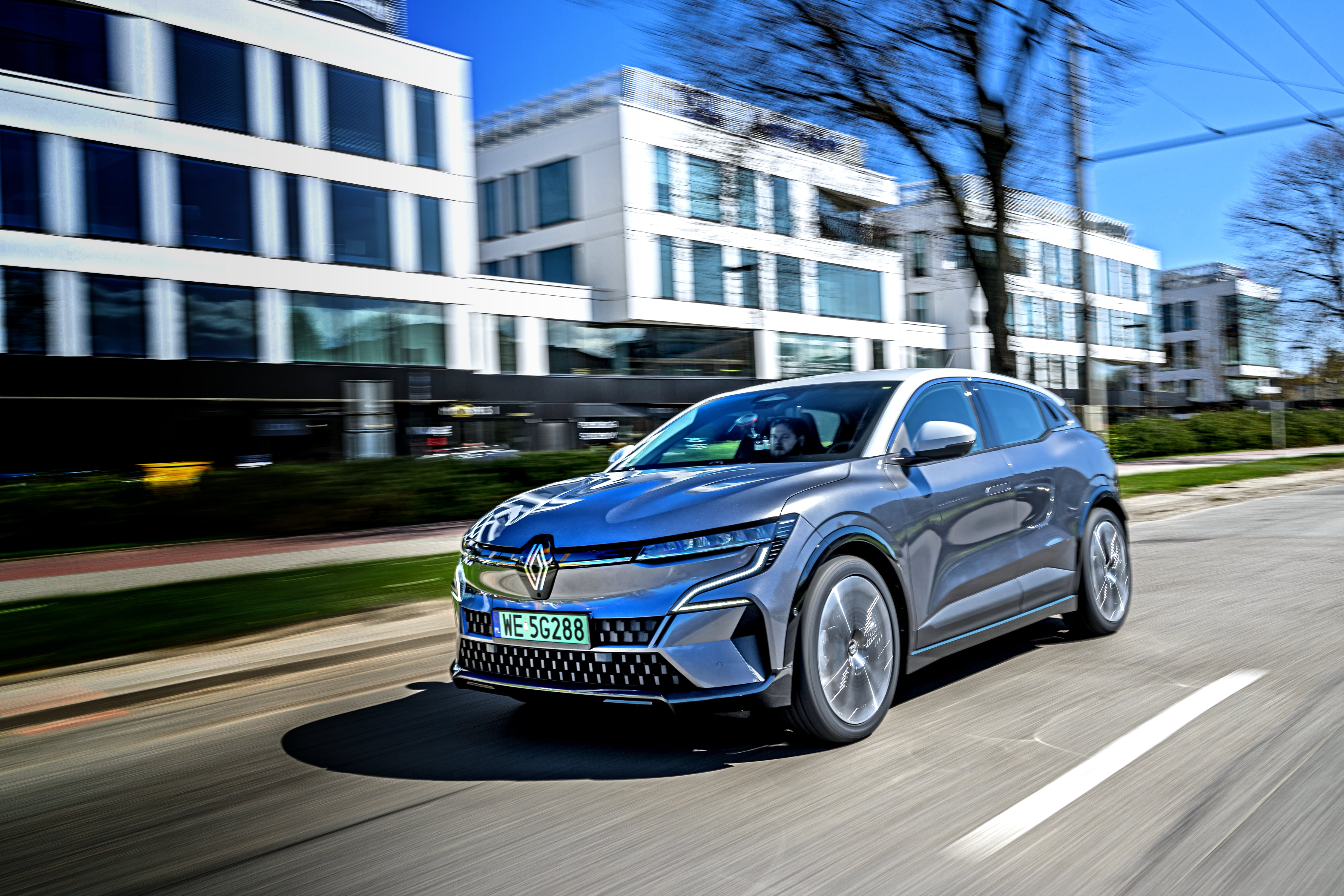 Renault Megane E-Tech przód i bok w ruchu