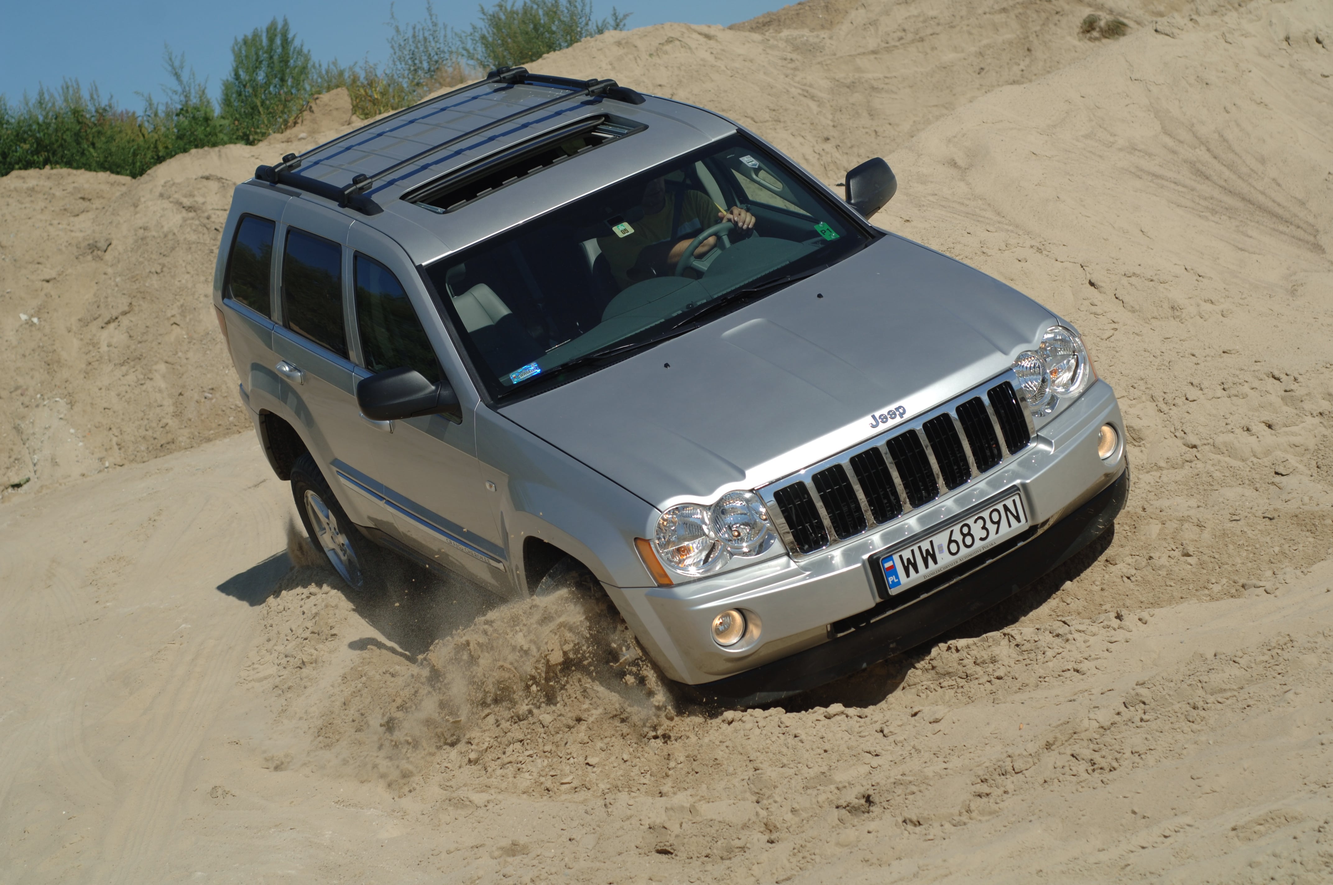 Jeep Grand Cherokee WK przód w piasku w terenie