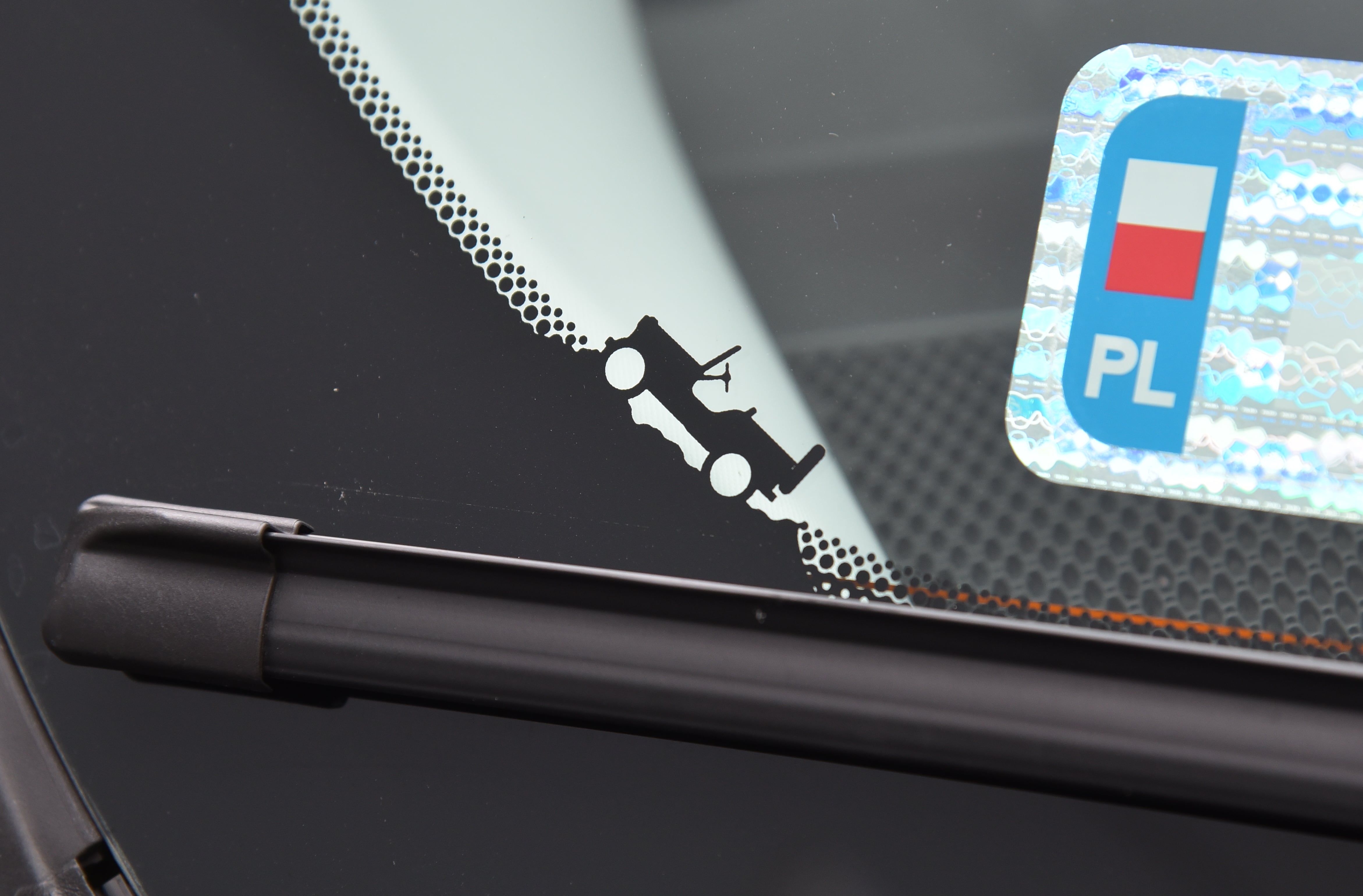 Jeep Willys na obramowaniu szyby w Jeepie Renegade