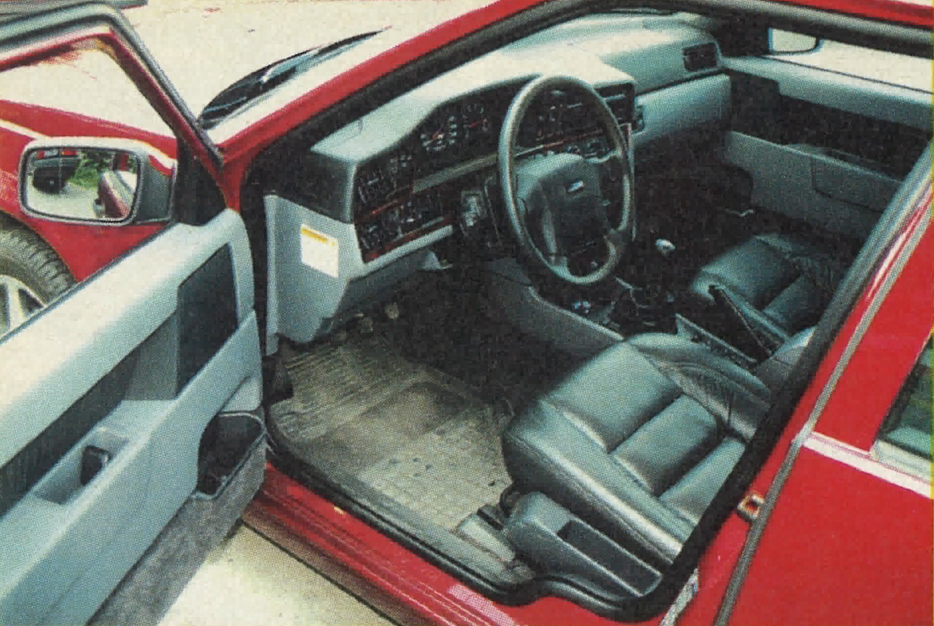 Volvo 850 T5 deska rozdzielcza widok przez otwarte drzwi