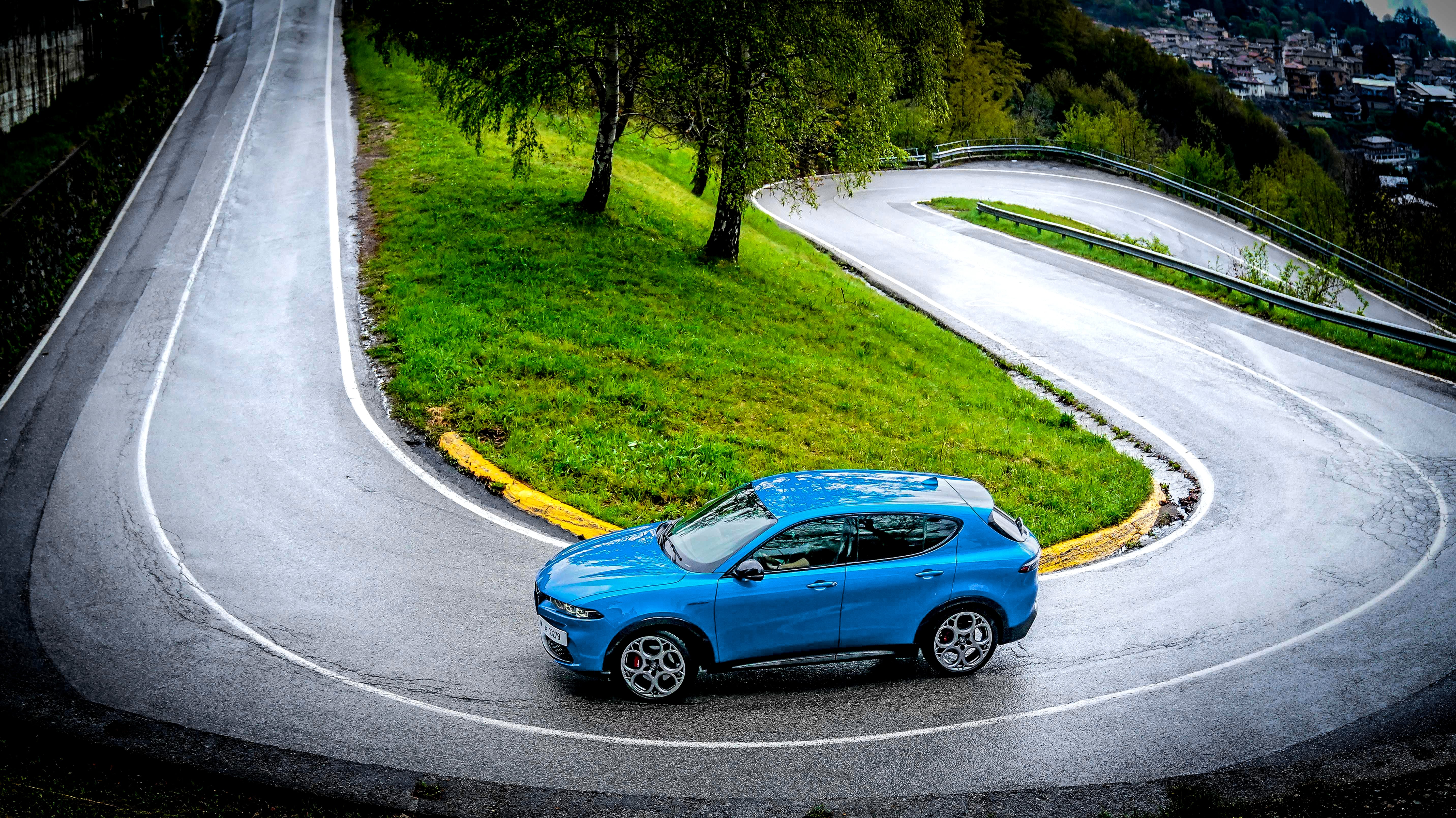 Alfa Romeo Tonale – na łuku górskiej wijącej się drogi