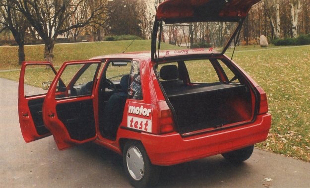 Citroen AX 1.5D – tył z otwartymi drzwiamii i bagażnikiem