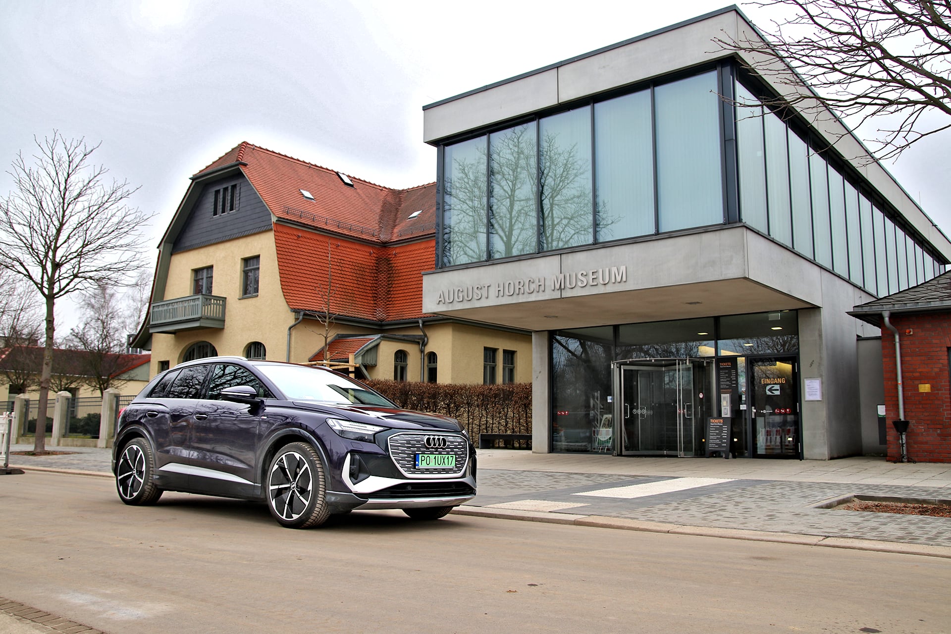 Audi Q4 e-tron 40 S line przed August Horch Museum