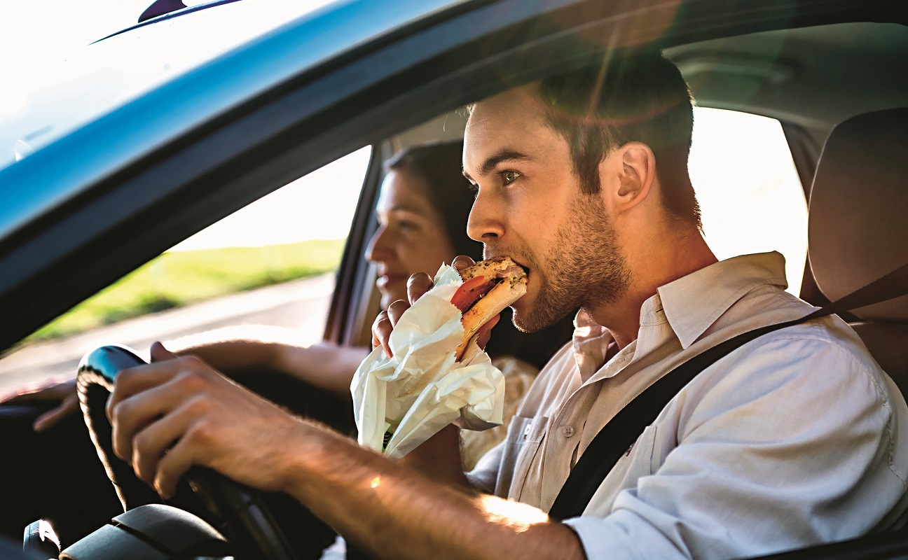 jedzenie w czasie jazdy