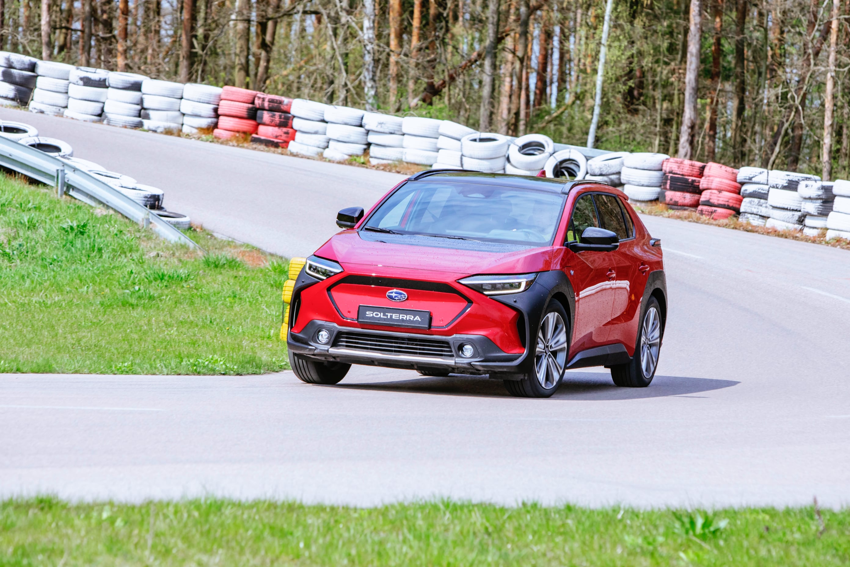 Subaru Soltera w zakręcie na torze