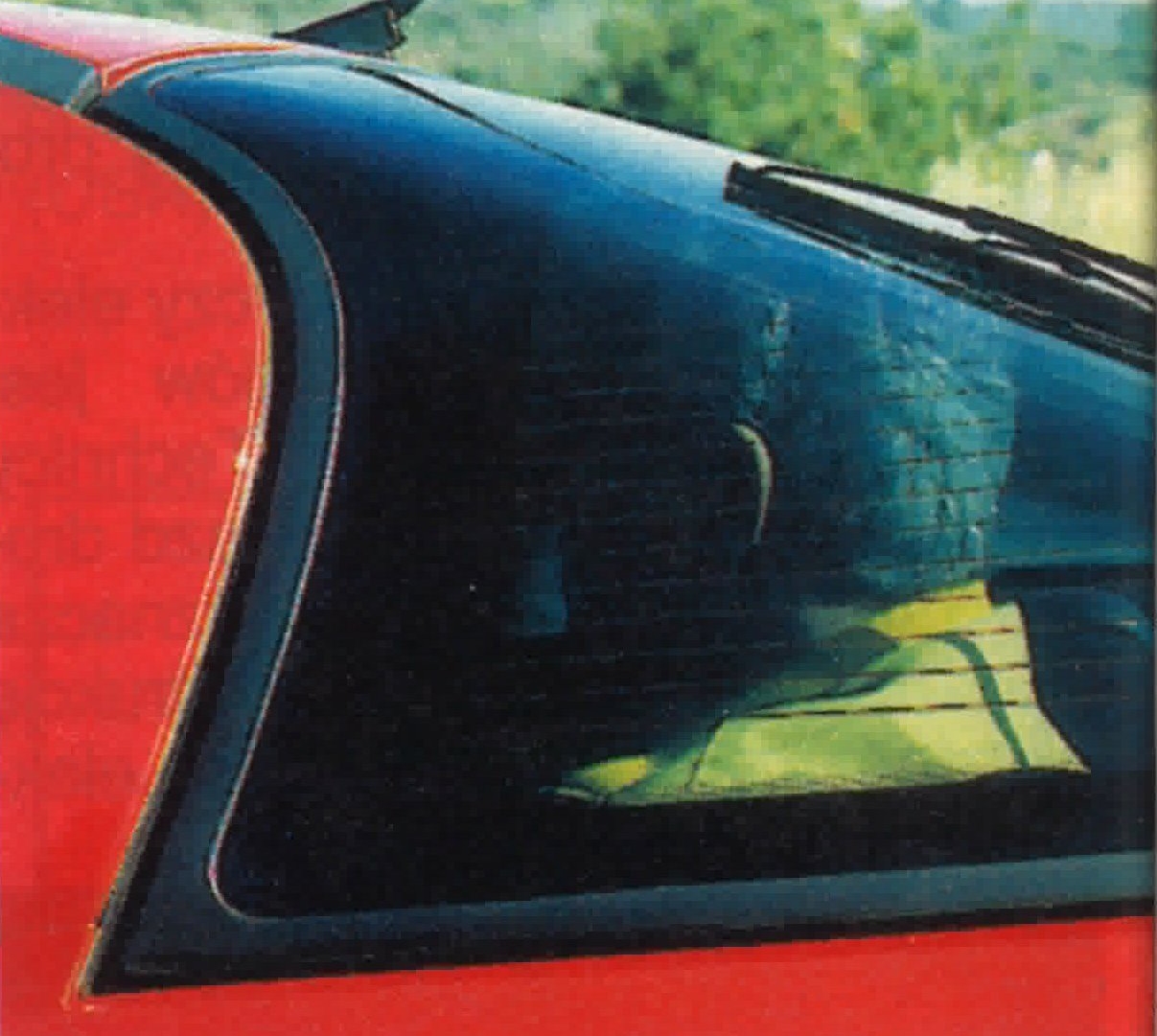 Opel Tigra tył pasażer widok przez tylną szybę