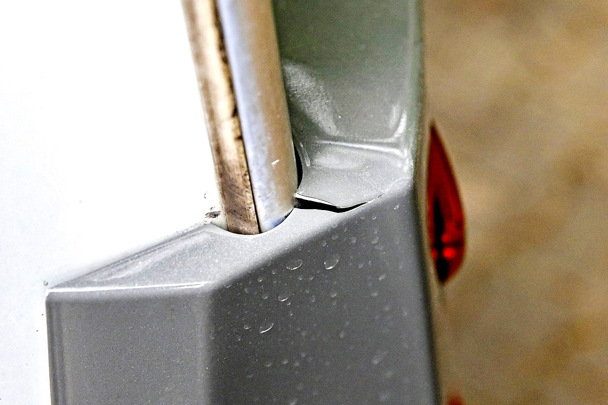 kamper uszkodzony plastik