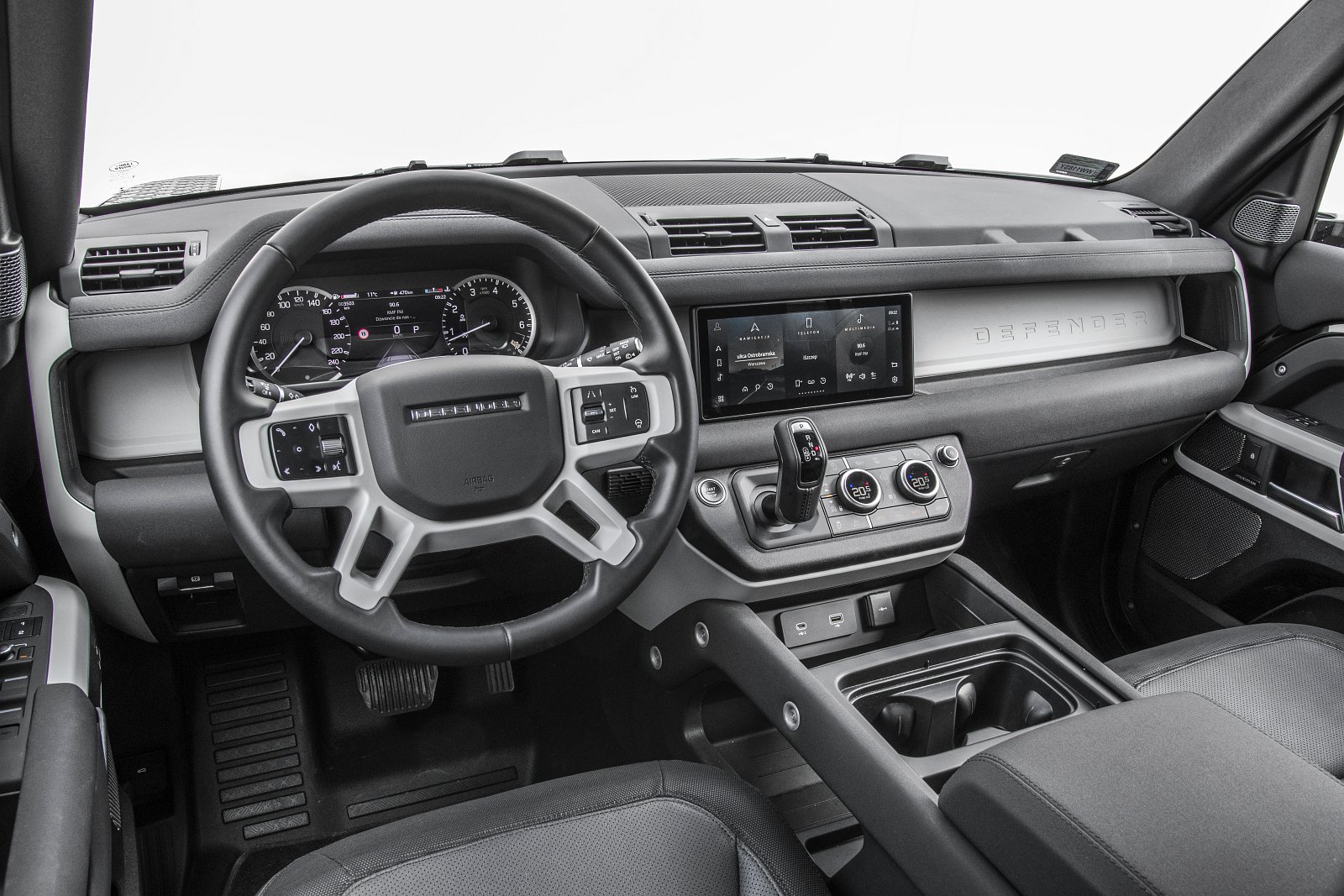 land_rover_defender_p300_kokpit