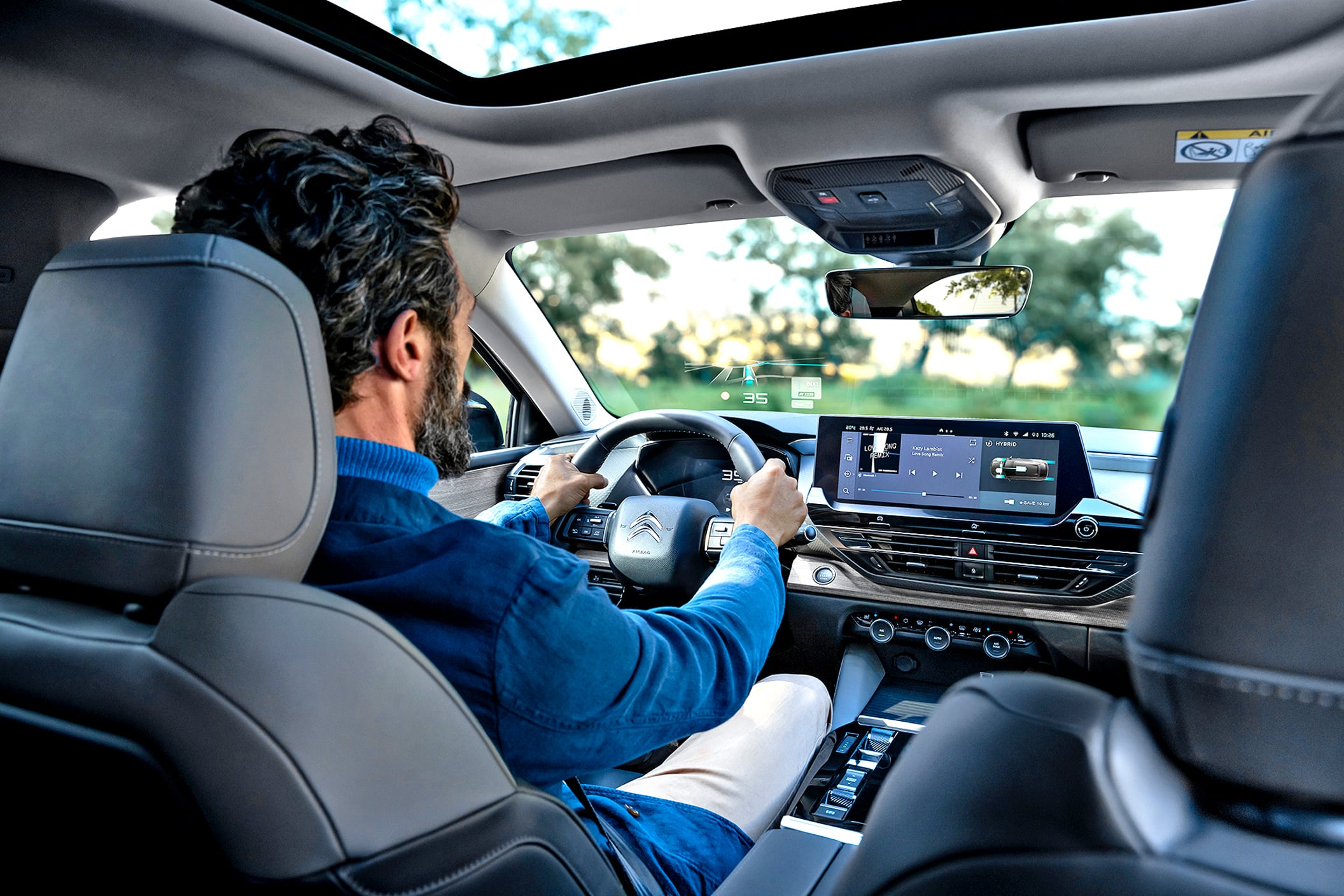 Citroen C5 X  – kierowca za kierownicą widok z tylnego siedzenia