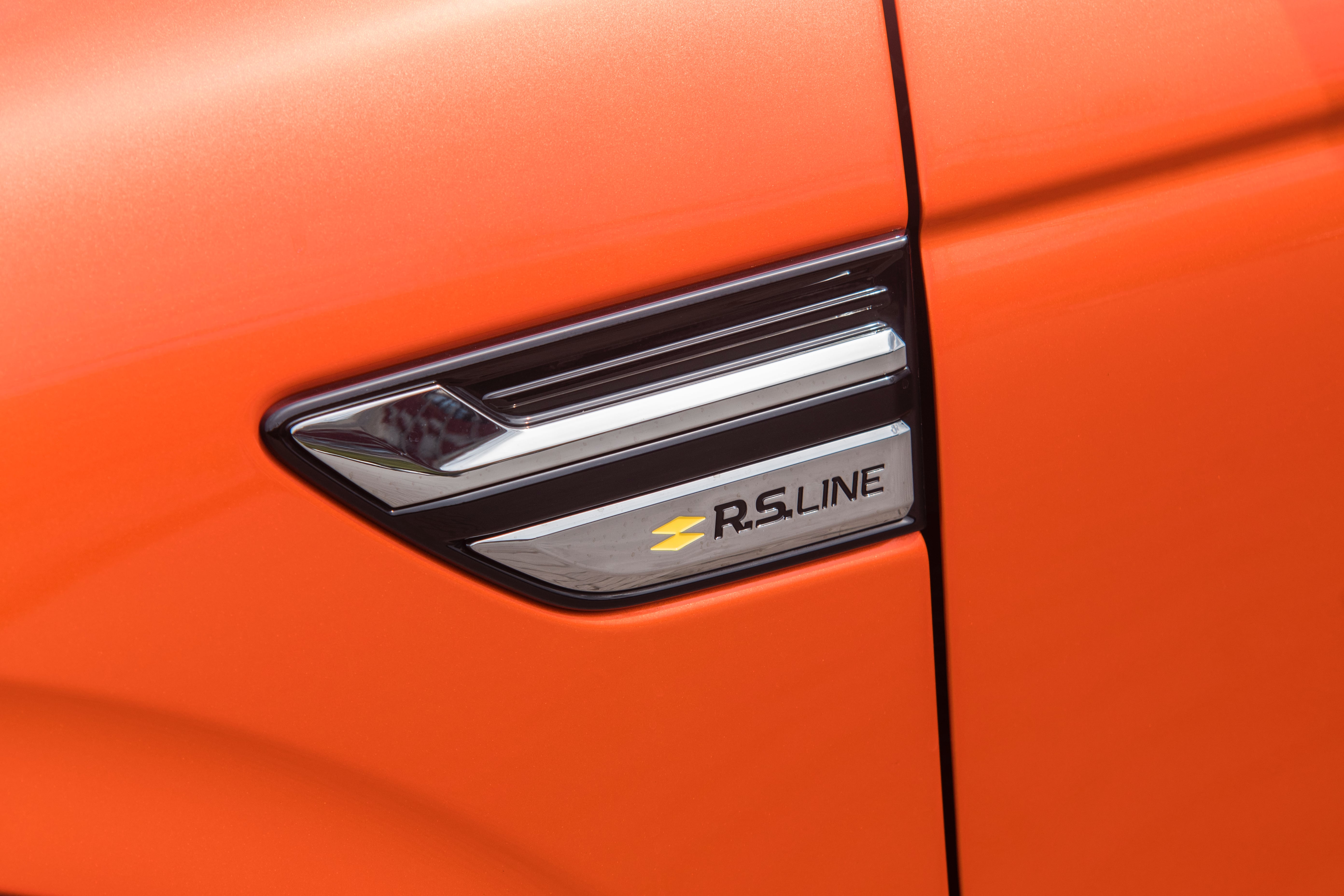 Renault Arkana E-Tech 145 R.S. Line – emblemat R.S. Line