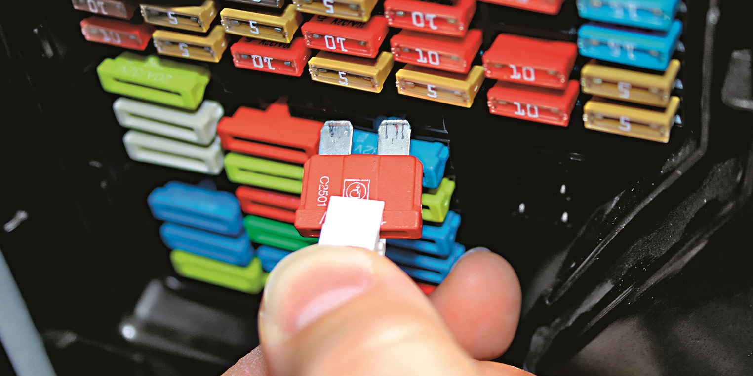 bezpieczniki w aucie