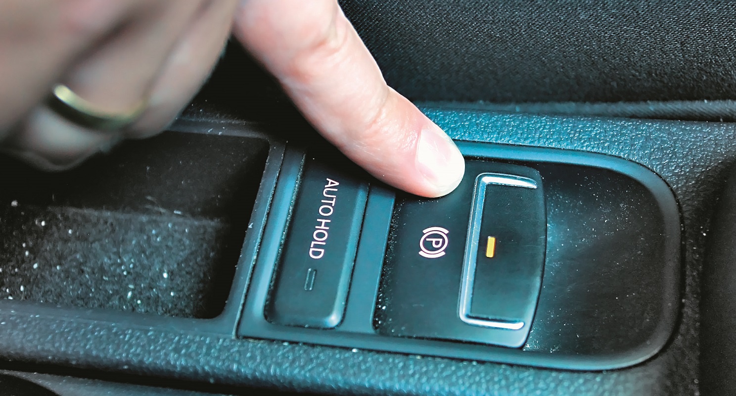 przycisk elektrycznego hamulca recznego