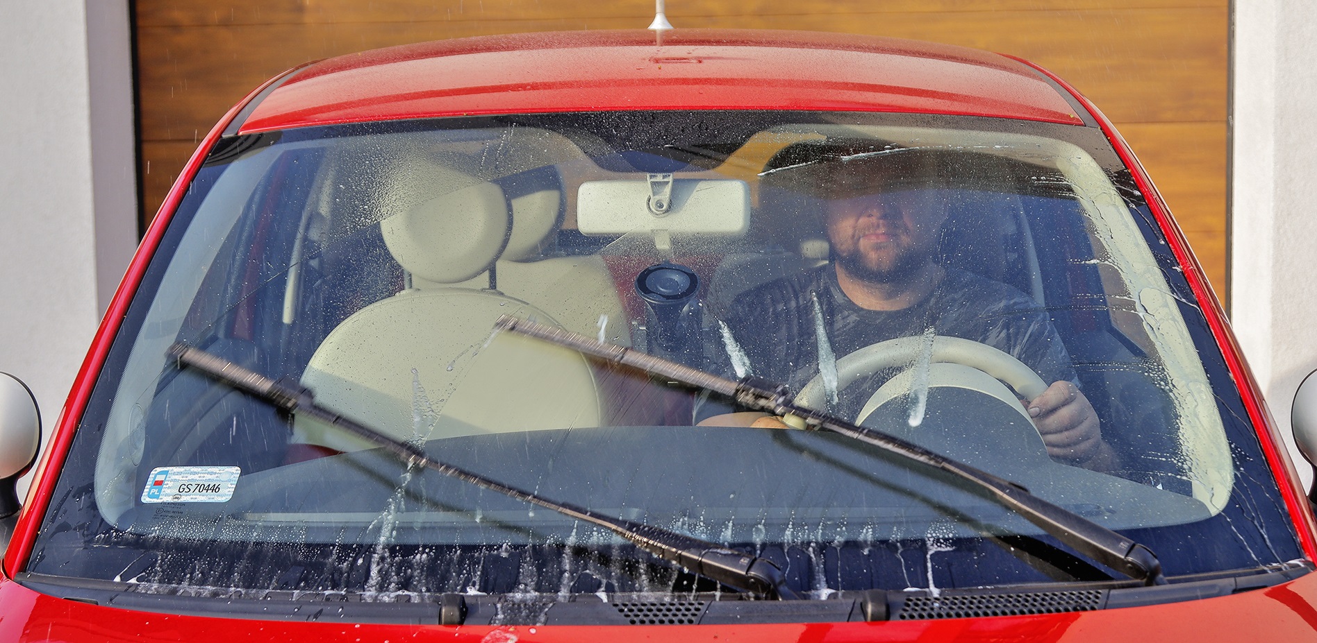 pracujace wycieraczki w aucie