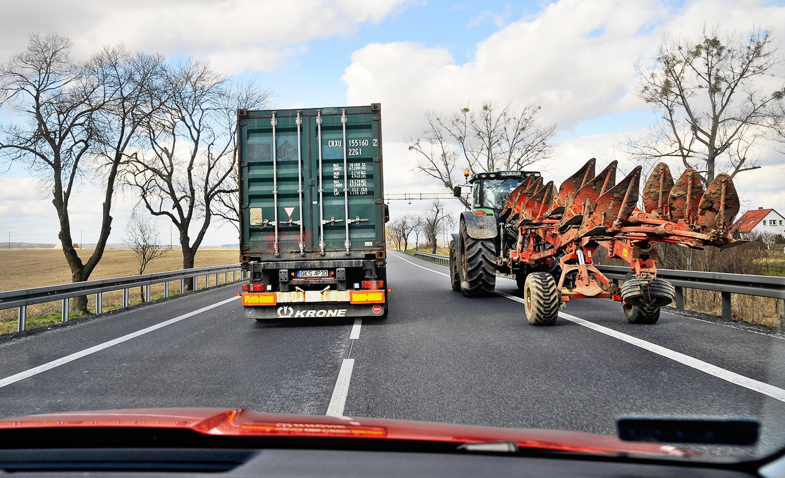 ciezarowka wyprzedza traktor