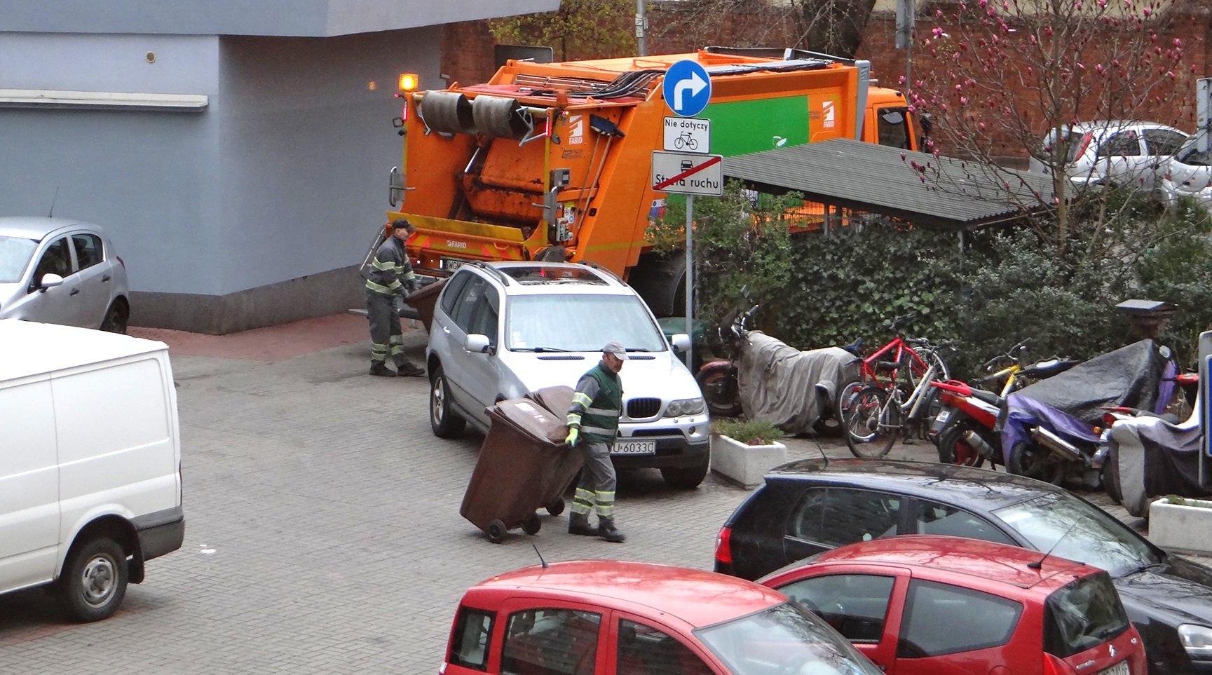 zablokowany dojazd do smieciarek