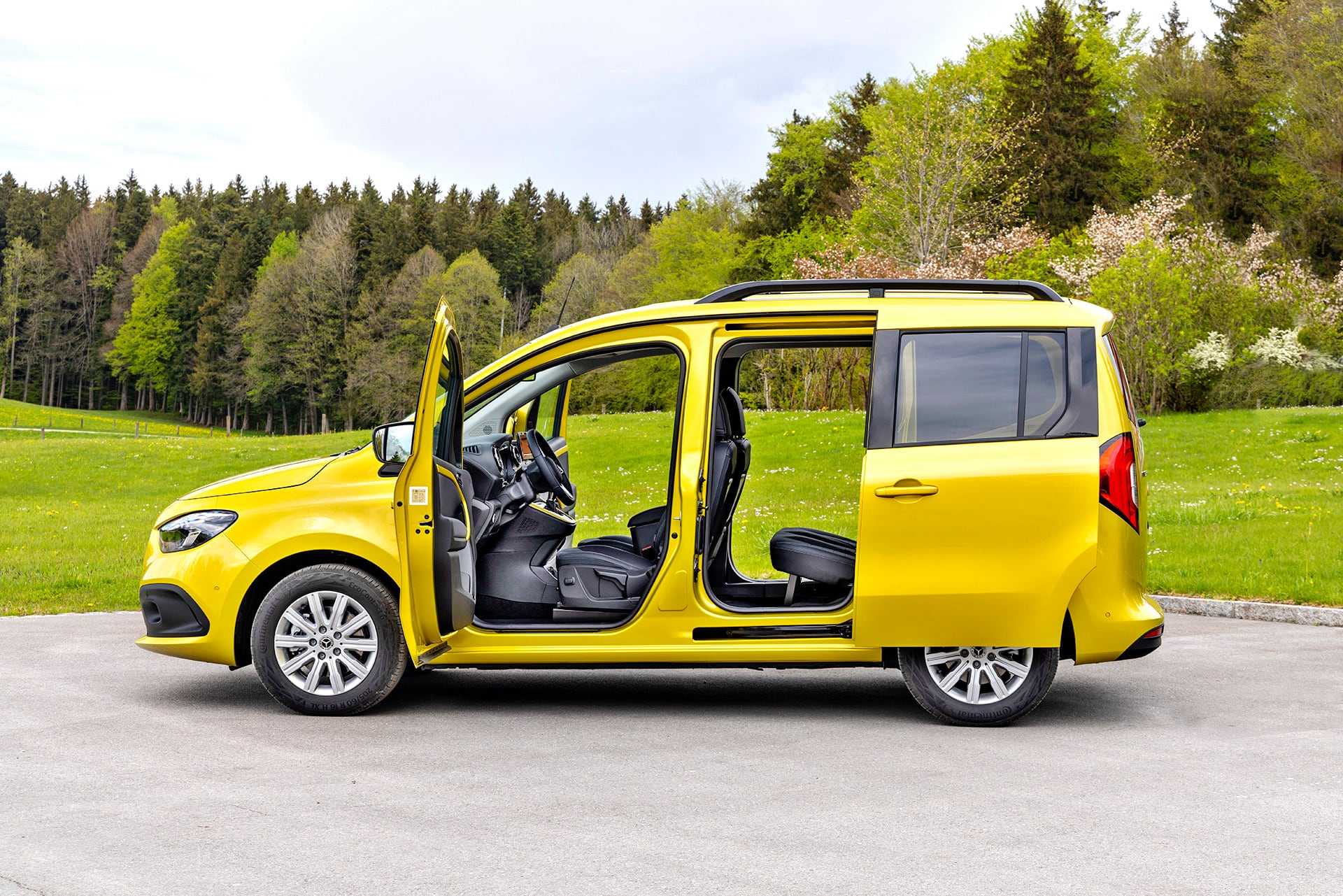 Mercedes klasy T – bok z otwartymi drzwiami