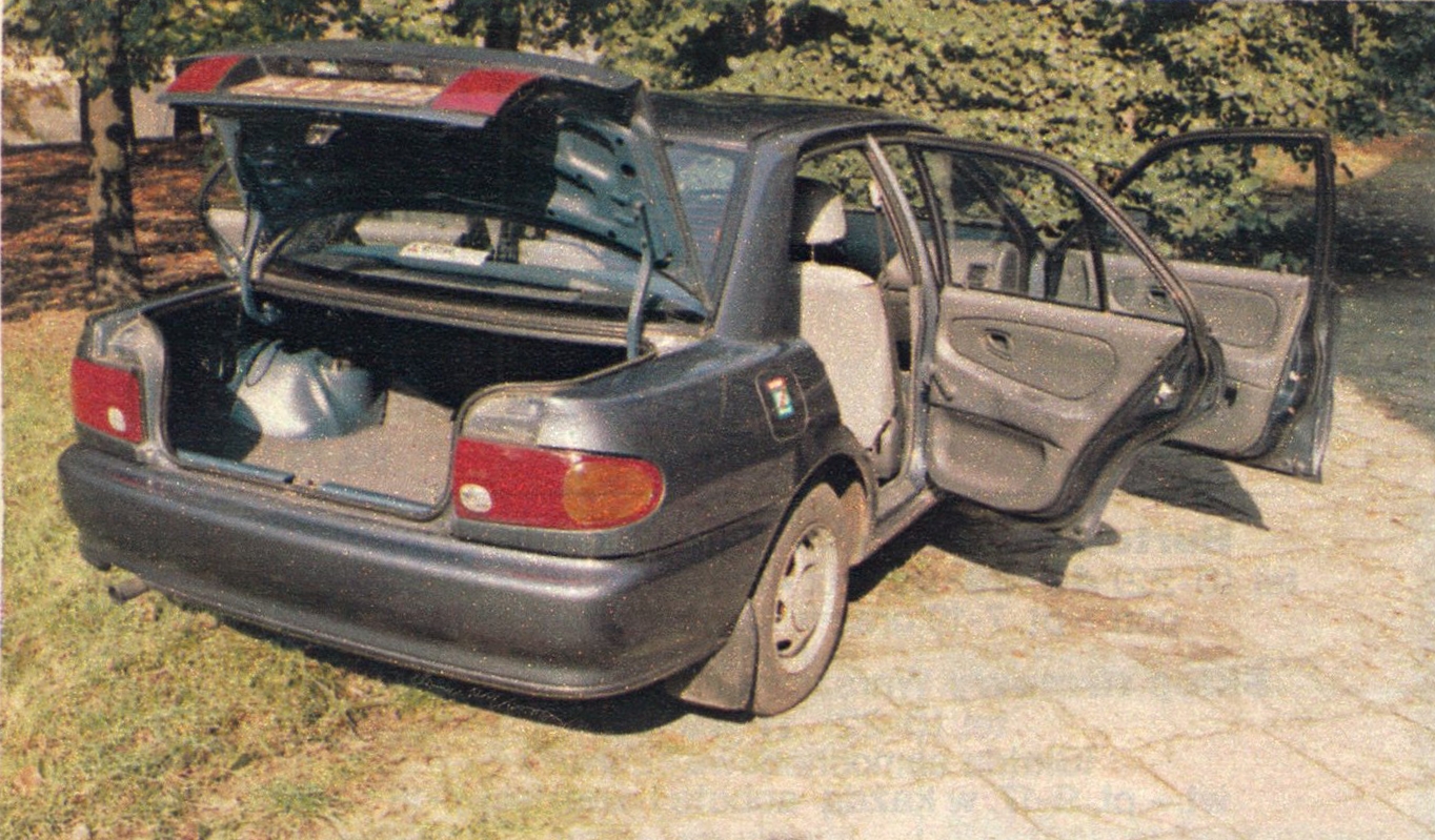 Mitsubishi Lancer 1.3 - back with open doors and trunk
