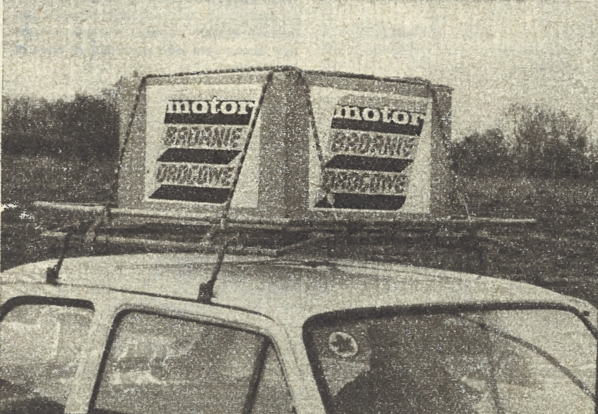 Fiat 126p - góra nadwozia z załadowanym bagażnikiem dachowym