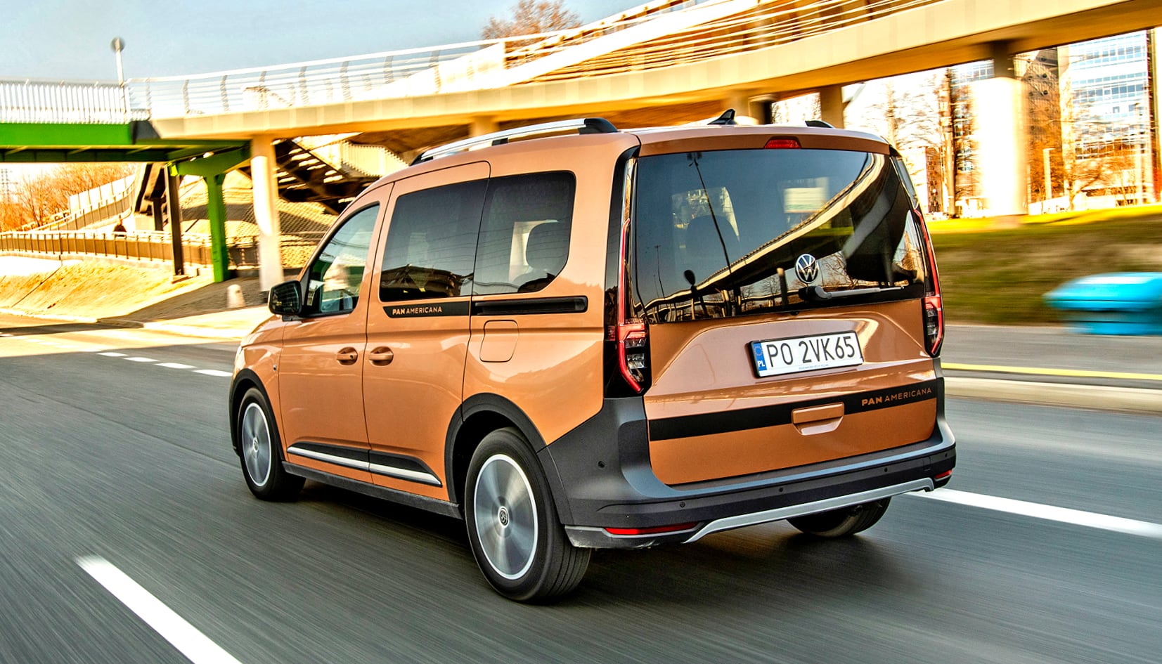 Volkswagen Caddy PanAmericana 2.0 TDI 4Motion - tył i bok w ruchu