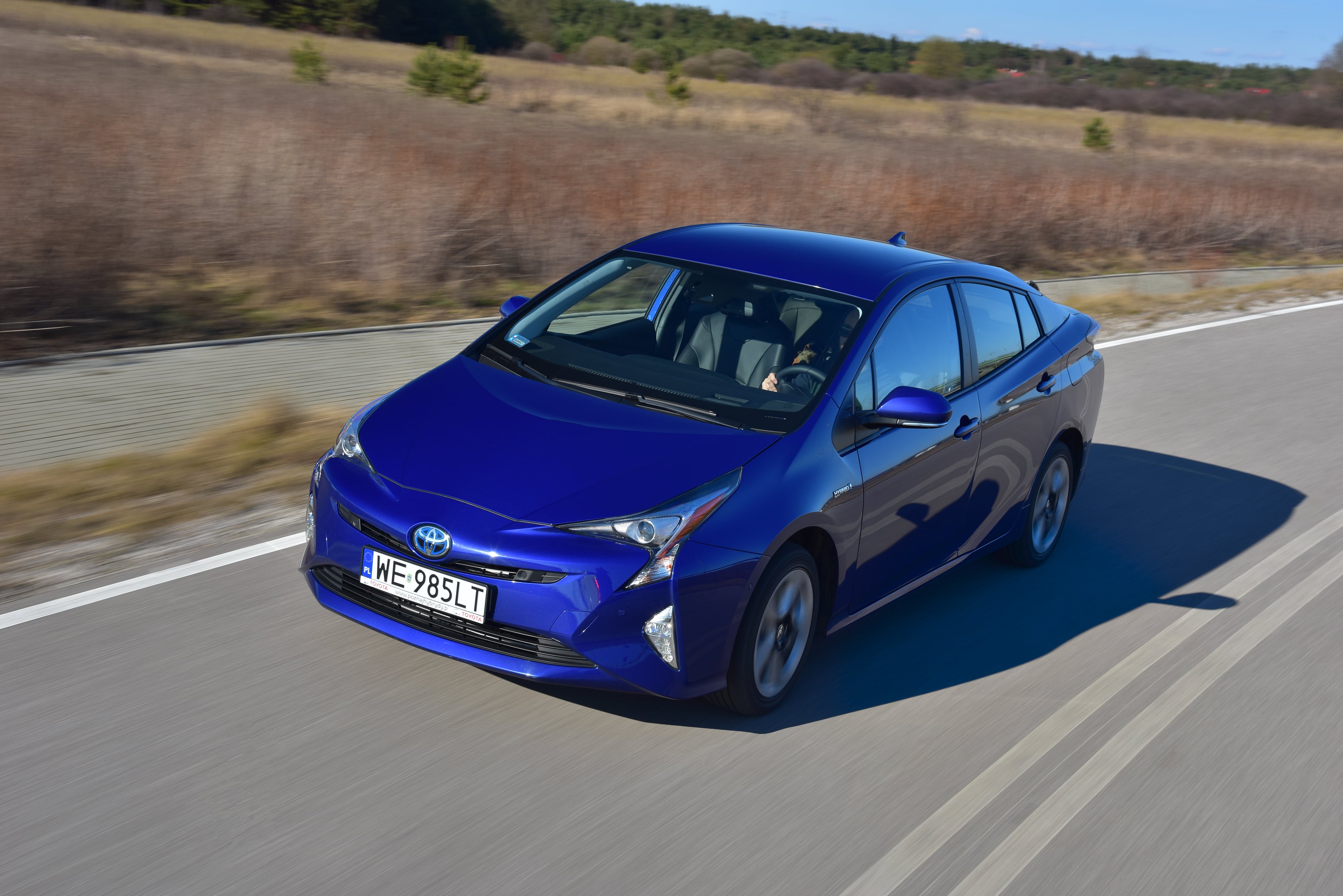 Toyota Prius IV – przód i bok w ruchu